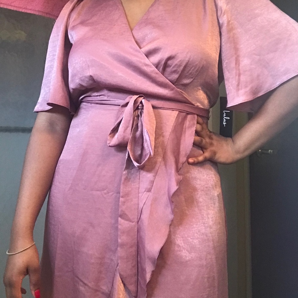 Flowy dress with belt, good for any formal event. - Picture 1 of 4